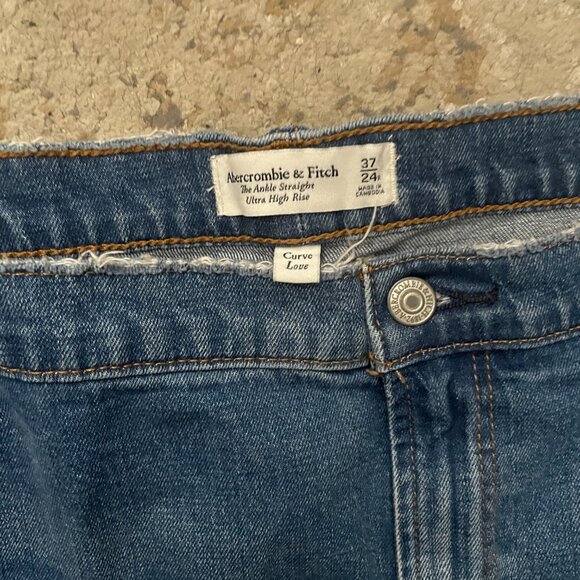 NWOT Abercrombie Curve Love Ultra High Rise Ankle Straight Jean - Picture 3 of 7